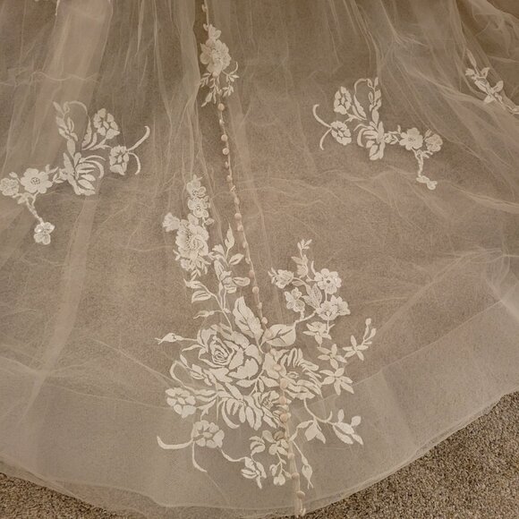 New Wedding Dress- Romantic lace and tulle A-line spaghetti strap Allure Bridals - Picture 10 of 13